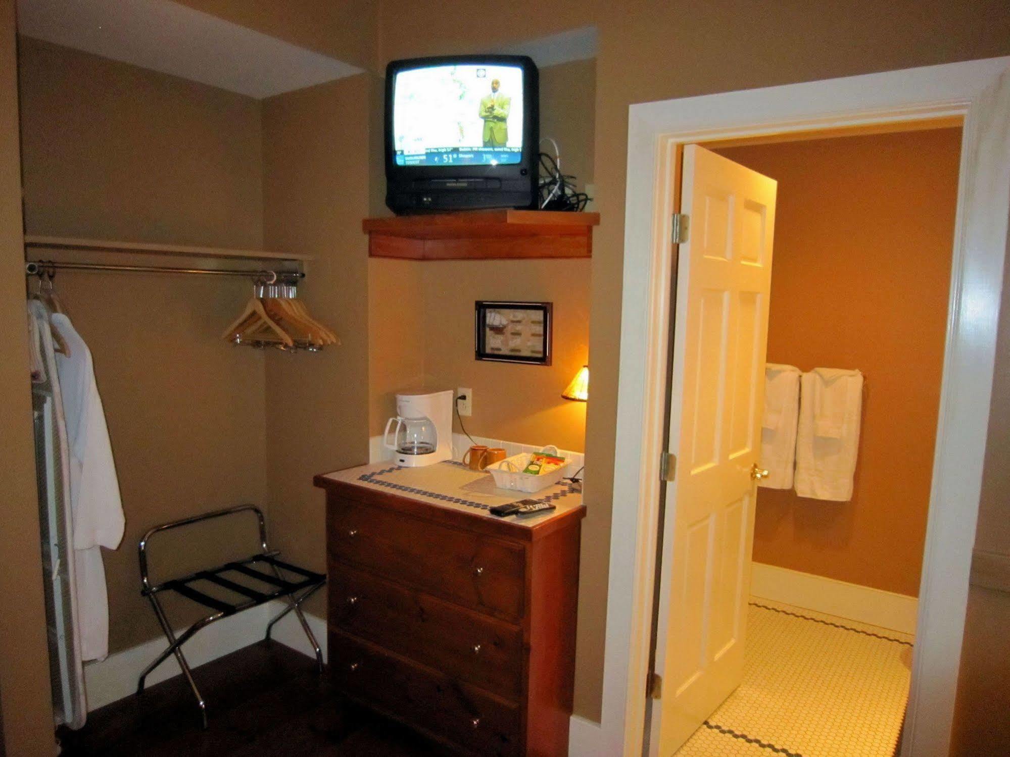 Strong House Inn Vergennes ภายนอก รูปภาพ